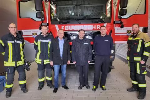 Foto (von links nach rechts): Stellvertretender Wehrführer Volker Roth, Andreas Rhein, Landrat Dr. Fritz Brechtel, Wehrleiter Al