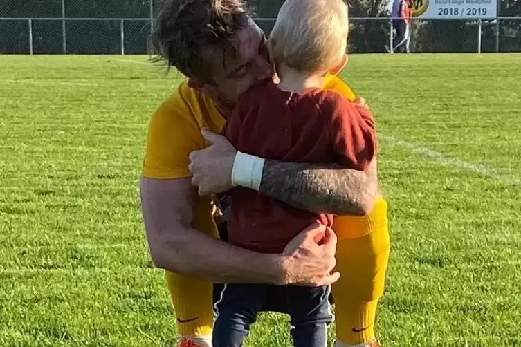Nico Freiler mit Sohn Marlon auf dem Fu&szlig;ballplatz.