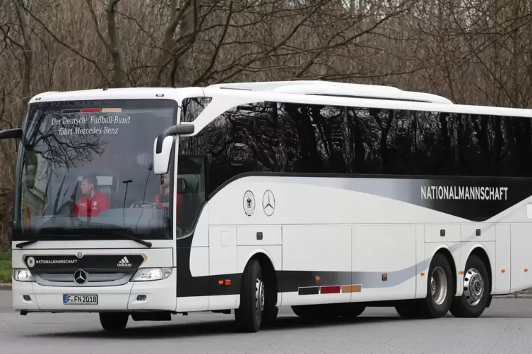 Der neue Teambus des Handball-Drittligisten SV 64 Zweibrücken hat eine illustre Vergangenheit: Der Mercedes war mal das Gefährt 