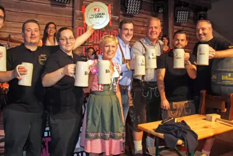 Sieger im TV-Duell: 2018 freuten sich die Geschäftsführer Burgel Stein (Mitte mit Dirndl) und Andreas Guhmann (ganz rechts) mit 