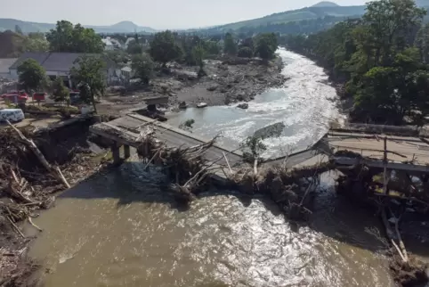 Völlig zerstört war diese Brücke über die Ahr.
