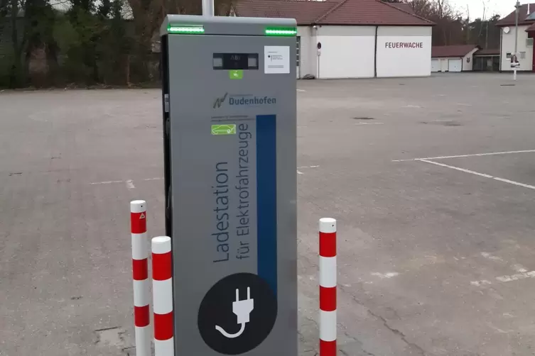 Neue Ladesäule auf dem Dudenhofener Festplatz. 