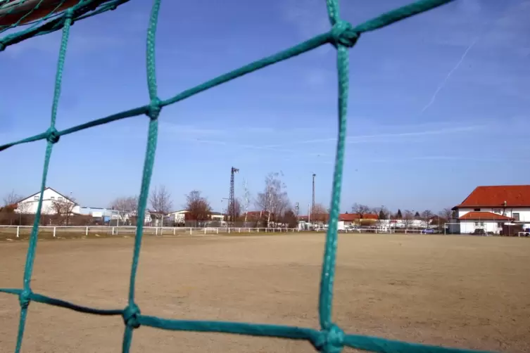 Am Ortseingang von Otterstadt: das Sportgelände der TuRa.