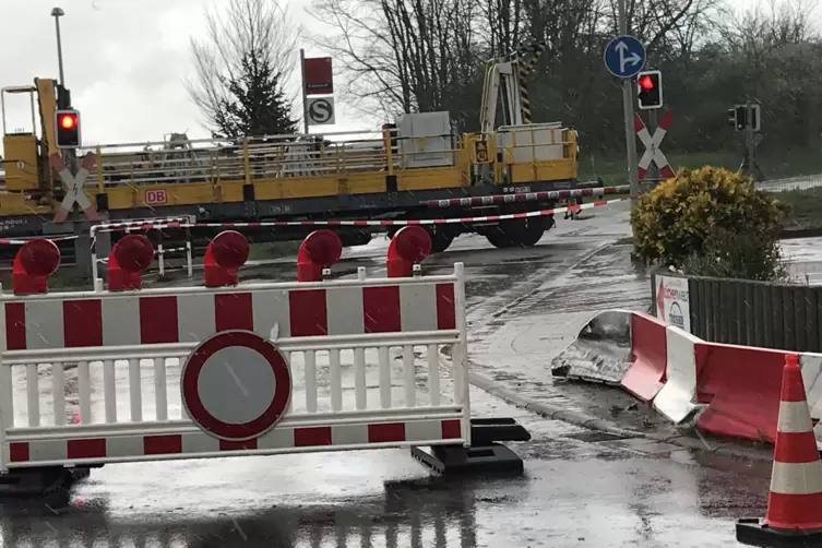 Absperrelemente am Bahnübergang in Rülzheim verhindern, dass Autos die Gleise überqueren. Zudem stehen die Ampeln dauerhaft auf 