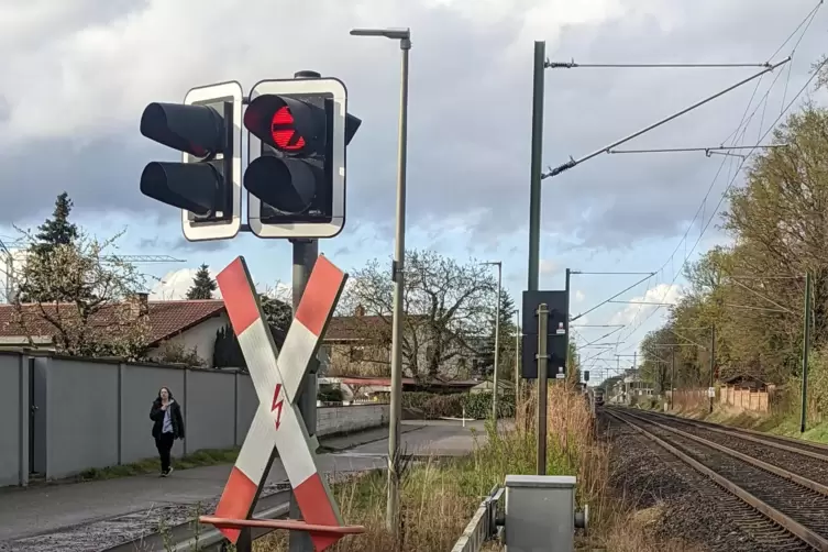 An einem Bahn&uuml;bergang in Jockgrim sind die Schranken geschlossen, die Ampel steht auf Rot. 