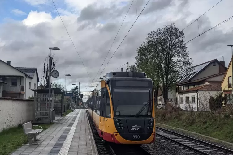 Am gro&szlig;en Bahn&uuml;bergang in Jockgrim steht eine verlassene Bahn. Die Oberleitungen sind intakt. 
