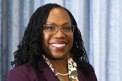 Erstmals wird eine schwarze Frau Richterin am Obersten Gericht der USA. Der Senat bestätigte Ketanji Brown Jackson am Donnerstag