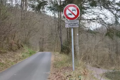 Wer hat’s errichtet? Der Ärger in Schönau über das neue Schild am ausgebauten Radweg ist groß.