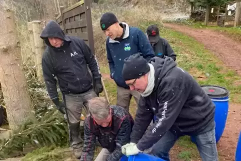 Die Ameisenumsiedler (von links) Andreas Hieb und Frank Hoffmann, Waldpädagoge aus Mannheim, daneben etwas verdeckt ist Gerald S
