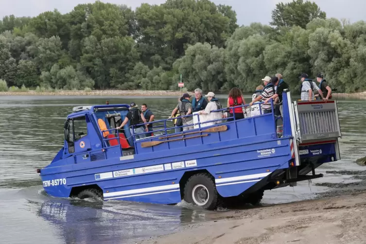 Das in Germersheim stationierte Amphibienfahrzeug „Lurchi“. Hier retten THW und Protection civile keine Katastrophen-Opfer, sond