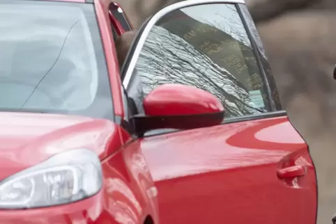 Gucken vorm Öffnen: Offene Autotüren können gefährlich in den Straßenraum ragen. 