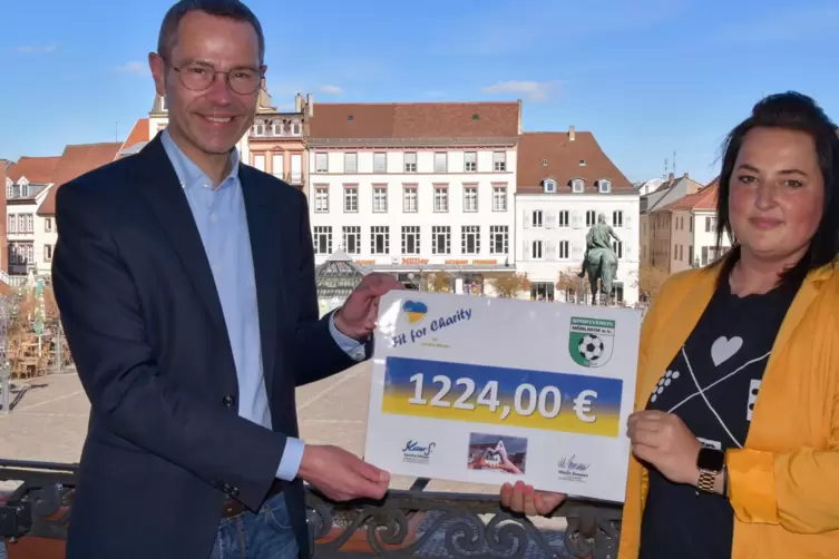 Bürgermeister Maximilian Ingenthron nimmt von Trainerin Sandra Moser die Spende des SV Mörlheim für die Ukraine-Hilfe der Stadt 
