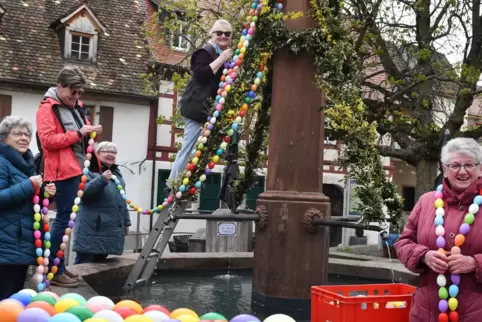 Mit vielen, vielen Eiern haben die Landfrauen den Osterbrunnen geschmückt (von links): Doris Nicolli, Marion Höflich, Gabi Morel