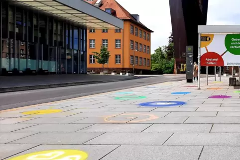 Ein Bild aus dem ersten Corona-Semester im Jahr 2020. Der Campus war wie leergefegt, an der Bushaltestelle wurden bunte Kreise a
