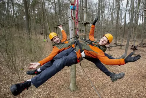 Wagen den Neuanfang: Dimitri Pukas (vorne) und Timo Beutler haben den Kletterwald in Mehlingen übernommen. Zum Klettern und Abhä