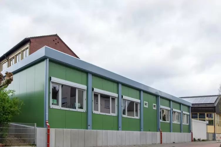 Container auf dem Hof der Grundschule Süd: Sie werden nun noch um ein Stockwerk ergänzt. 