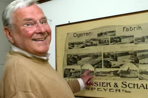 Erinnerungen: Töns Wellensiek 2003 vor historischem Firmenbild. Erinnerungen: Töns Wellensiek 2003 vor historischem Firmenbild.