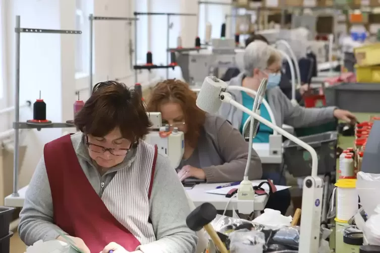 Fachkr&auml;fte in der Entwicklungabteilung bei der Erstellung der neuen Kollektion