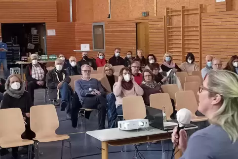Die Pro-Dörrenbachwald-Vorsitzende Erika Watson spricht in der Schulturnhalle Mittelbach.