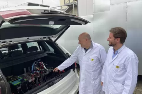 Geschäftsführer Karlheinz Weiss (links) und Personlleiter Max Mathes mit einem Datenlogger in einem Testfahrzeug. 