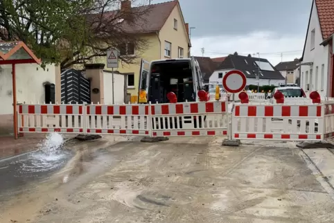 Gesperrt: die Hauptstraße in Großniedesheim. Der Bürgermeister bittet Autofahrer, Umleitungen zu benutzen. 