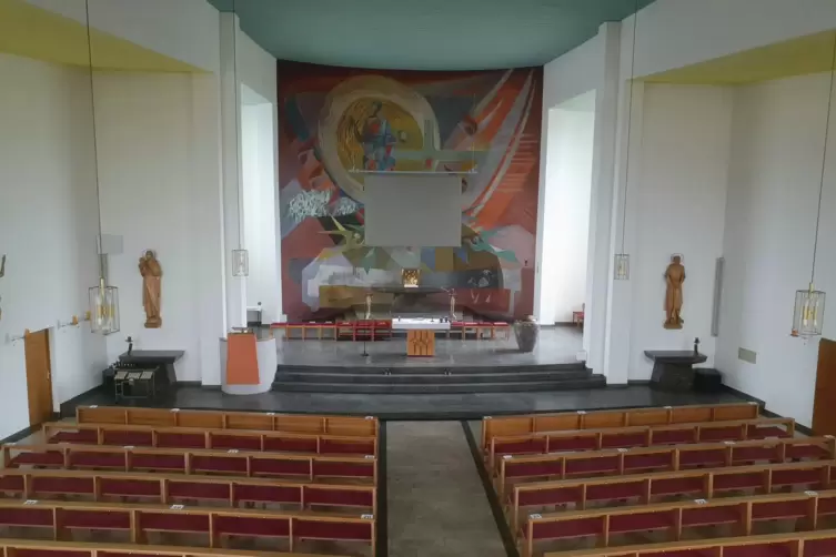 Der Innenraum der St. Peter-Kirche wurde farblich so gestaltet, wie dies 1958 vorgesehen war. 