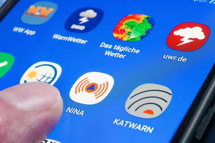 Handyapps sind weiterer Bestandteil des Warnsystems, das Kreis, Feuerwehren und Gemeinden aufbauen wollen.