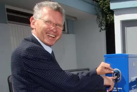 E-Ladesäule: Inbetriebnahme am Festplatz mit Stadtwerke-Geschäftsführer Wolfgang Bühring. E-Ladesäule: Inbetriebnahme am Festplatz mit Stadtwerke-Geschäftsführer Wolfgang Bühring.