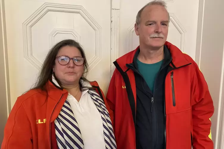 Carmen Back-Betzwieser und Hans-J&uuml;rgen Peter unterst&uuml;tzen Schulen. 