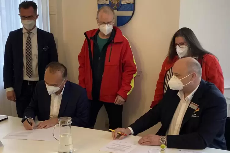 Als &bdquo;historischen Tag&ldquo; f&uuml;r die DLRG bezeichnete der Pr&auml;sident des Landesverbands, Andreas Back (rechts) die Vertragsunterzeichnu
