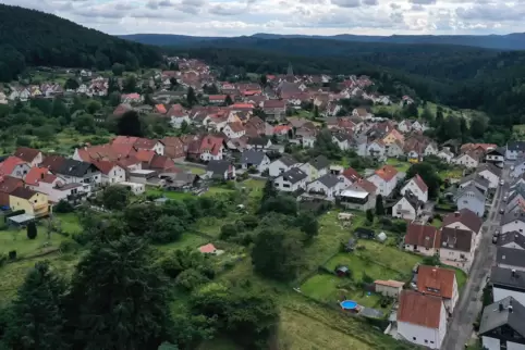 Der geplante Mehrgenerationenweg in Esthal sorgt für Diskussionen. 