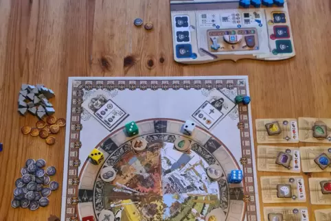 Bei „Die Rote Kathedrale“ ist viel Material im Spiel. 