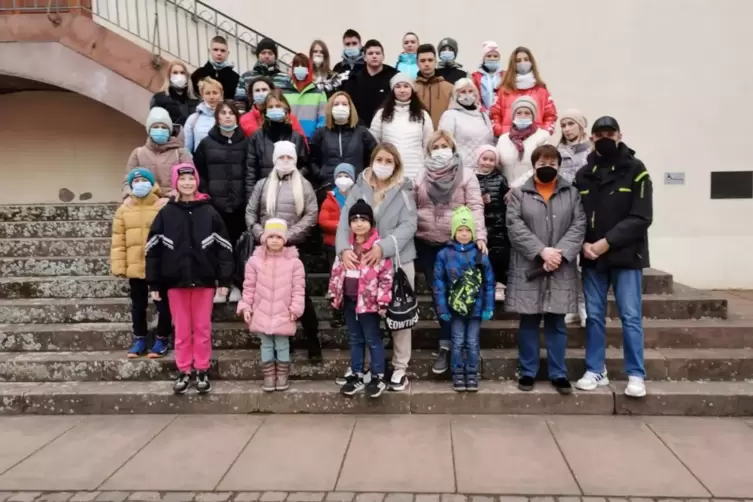 Eine Gruppe ukrainischer Geflüchteter – gestern haben sie nach Wochen des Wartens Geld von der Verbandsgemeinde erhalten. 