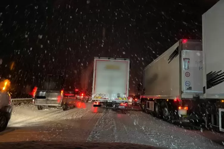 Stau wegen Schneefalls auf der A6 zwischen Kaiserslautern und Wattenheim