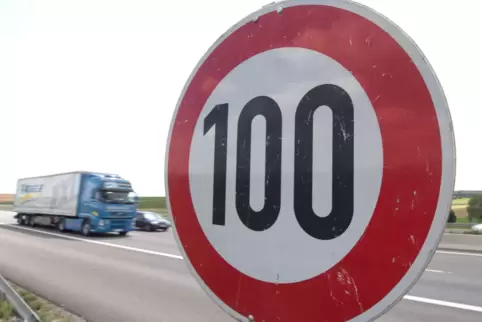 100? Ne! Der Hund hat alle Schilder gefuttert.