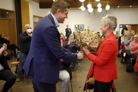 Blumen für die Oberbürgermeister-Kandidatin der SPD: Patrick Schäfer überreicht Beate Kimmel nach der Wahl einen Strauß. 