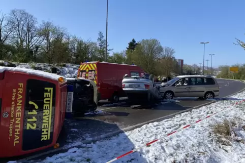 Möglichst realistisch arrangiert: die an der Massenkarambolage beteiligten Fahrzeuge. Rechts im Bild: das Auto der fiktiven Geis Möglichst realistisch arrangiert: die an der Massenkarambolage beteiligten Fahrzeuge. Rechts im Bild: das Auto der fiktiven Geis