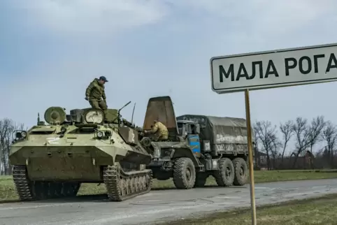  Ukrainische Soldaten reparieren einen erbeuteten russischen Schützenpanzer auf einer Straße im Außenbezirk von Charkiw.
