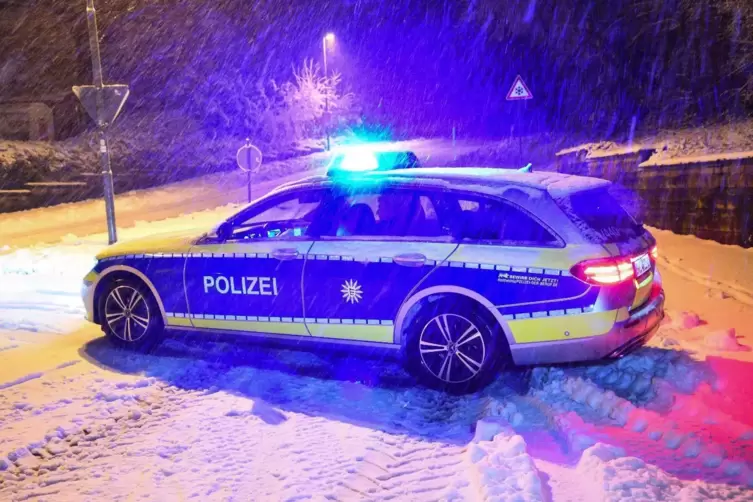 Ein Polizeifahrzeug steht an der schneebedeckten L 596 zwischen Heidelberg-Ziegelhausen und Wilhelmsfeld. 