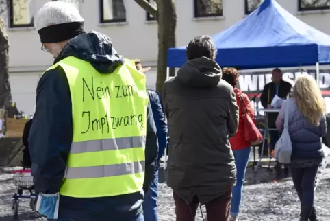 Die Impfpflicht, die im Bundestag keine Mehrheit fand, war eines der Themen in Wortbeiträgen am Samstag auf dem Rathausplatz. 