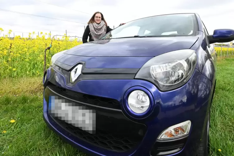 RHEINPFALZ-Redakteurin Jennifer Back mit ihrem früheren Auto. Mittlerweile hat sie den Wagen verkauft – und Geld erhalten. 