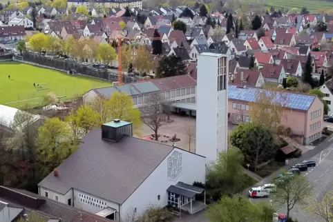 Die Kirche St. Albert mit ihrem freistehenden Glockenturm ist baufällig. 