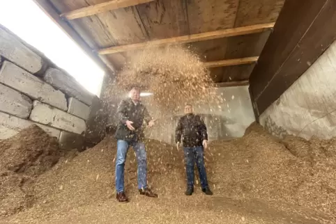 Bernd Hörner (links) und Gustav Kühner haben anderthalb Jahre an der passenden Rezeptur getüftelt. 