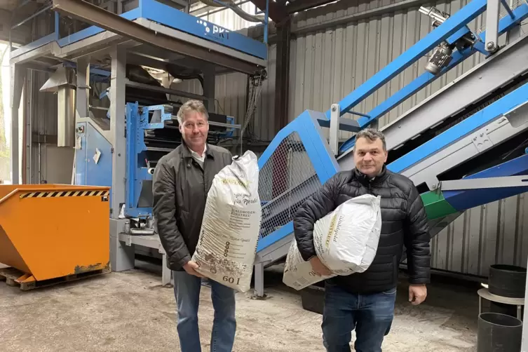 Die S&auml;cke gibt&rsquo;s im handlichen 60-Liter-Format. Rund 50 braucht man f&uuml;r eine Pferdebox. 