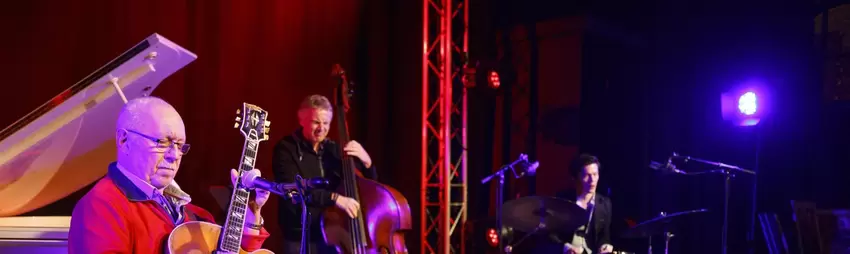 Blues: Gitarrenvirtuose Sammy Vomacka kam mit seinem Trio.