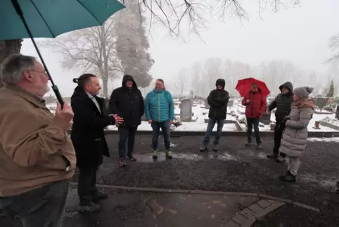 Mitglieder von Ausschüssen der Ortsgemeinde Wattenheim bei einer Besichtigung des Friedhofs mit Ortsbürgermeister Carsten Brauer