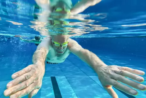 Ob sportlicher oder langsamer Schwimmer: Den Badbetreibern in der Region ist daran gelegen, dass kein Besucher im Wasser frieren