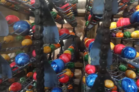 Etwa 25 Minuten dauert der Aufenthalt in der Färbemaschine. Als normales weißes oder braunes Ei geht es los. Am Ende sitzen 30 k