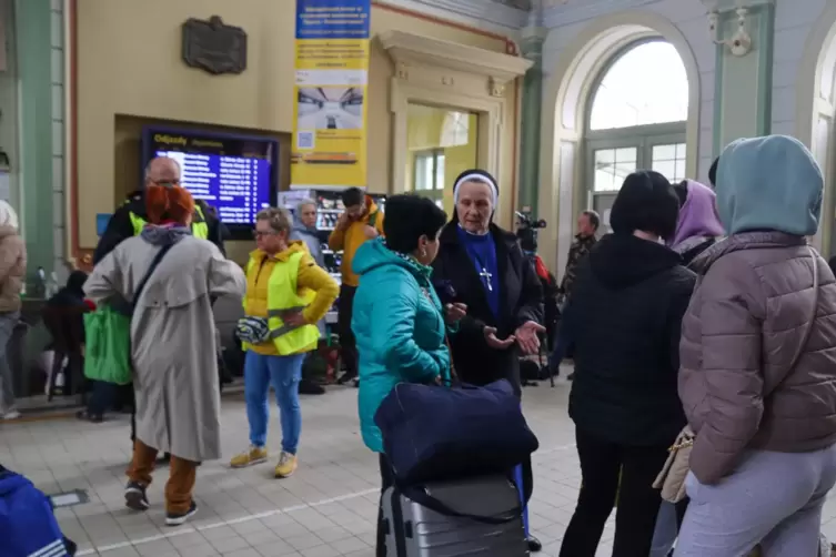 Eine Nonne tröstet Flüchtlinge am Bahnhof von Przemysl/Polen.