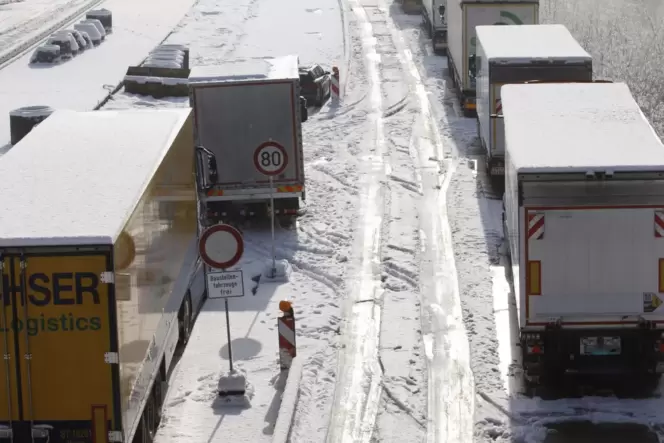 Nichts geht mehr: stehende Lastwagen auf der A6. Nichts geht mehr: stehende Lastwagen auf der A6.